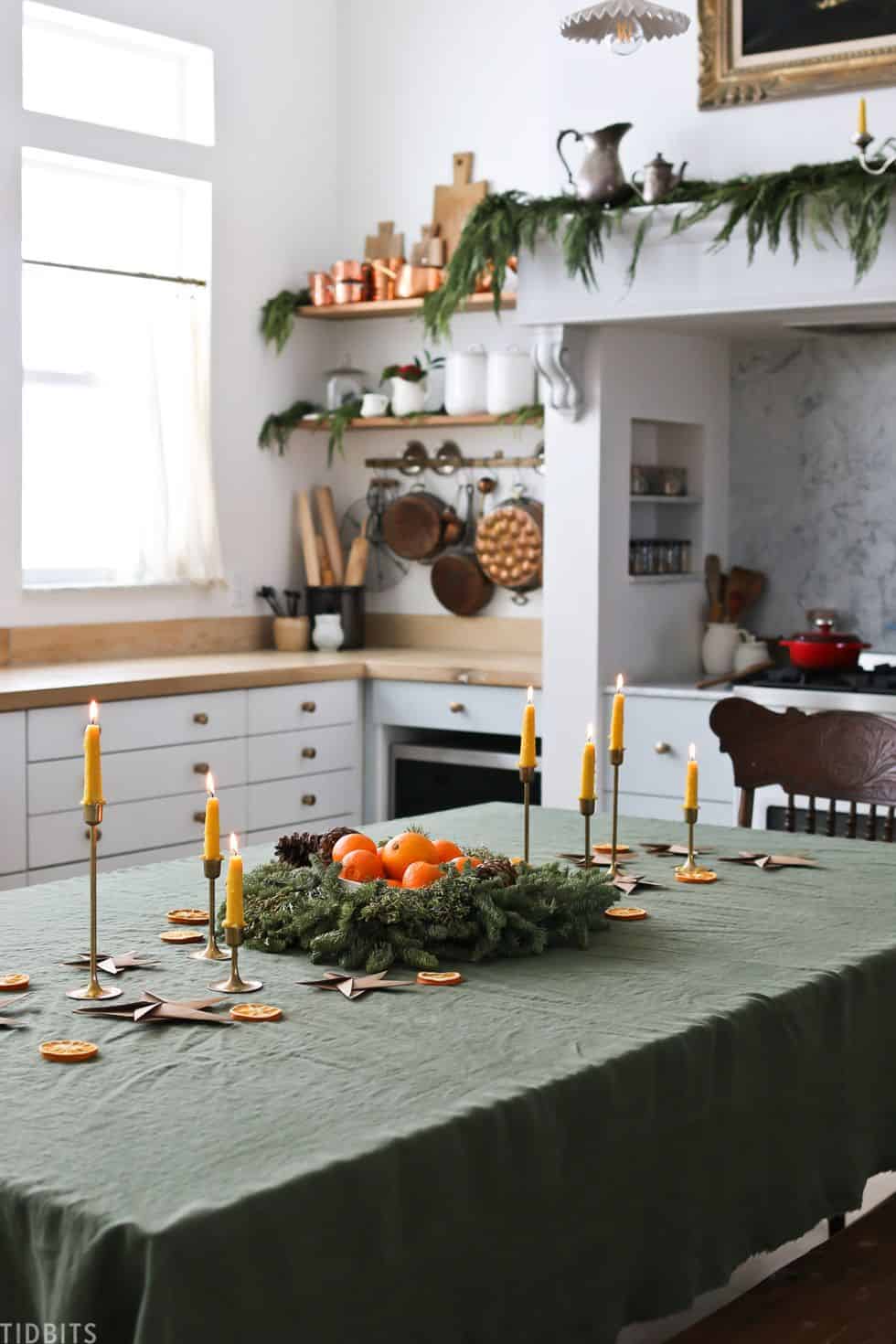 Decoración de mesas navideñas con candelabros hechos a mano