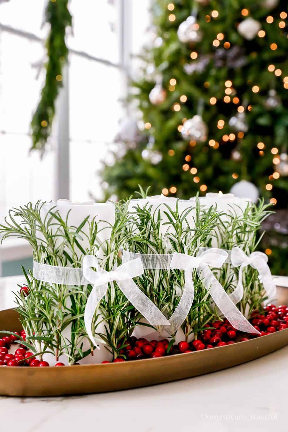 Decoración de mesas navideñas concon centro de mesa con velas de romero